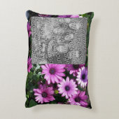 紫色のアフリカデイジーの花のフレームあなたの写真を追加 アクセントクッション (裏面(縦))