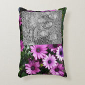 紫色のアフリカデイジーの花のフレームあなたの写真を追加 アクセントクッション (正面(垂直))