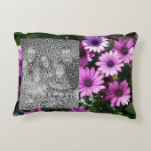 紫色のアフリカデイジーの花のフレームあなたの写真を追加 アクセントクッション (裏面)