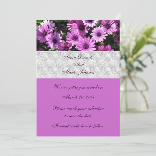 紫色のアフリカデイジー花結婚式の日付を保存 招待状 (スタンド正面)