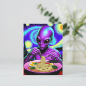 紫色のエイリアンが野菜と卵の入ったヌードルを食べている ポストカード (スタンド正面)