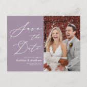 紫色のエレガントスクリプト結婚式の日付を保存 案内ポストカード (正面)