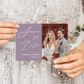 紫色のエレガントスクリプト結婚式の日付を保存 案内ポストカード