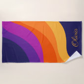 紫色のオレンジ色と黄色のレトロな対角波 ビーチタオル (正面)