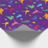 紫色のカラフルサッカー選手のパターン ラッピングペーパー (角)