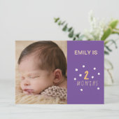 紫色のカード2ヶ月の古いデイジーの花と写真 シーズンカード (スタンド正面)