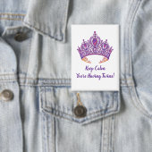 紫色のクラウン付きツインアナウンスボタン 缶バッジ (インサイチュ)