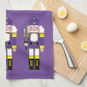 紫色のクリスマスくるみクラッカー キッチンタオル (四つ折り)