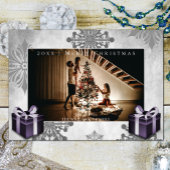 紫色のクリスマスプレゼントと雪片のフォトカード シーズンカード