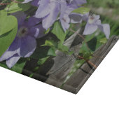 紫色のクレマチスフラワーオンフェンス自然 カッティングボード (角)
