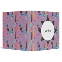 紫色のクレヨンの鉛筆および多く