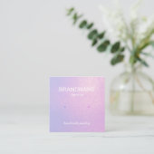 紫色のグラデーションテクスチャイヤリングスタッドロゴ スクエア名刺 (スタンド正面)