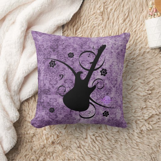 紫色のグランジなダマスク織の黒のギター及び花の枕 クッション (ブランケット)