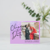 紫色のグリッター結婚写真の日付の変更 案内ポストカード (スタンド正面)