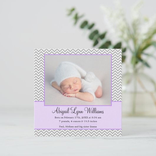 紫色のグレーシェブロンの女の子の写真の誕生発表 案内状 (スタンド正面)