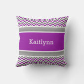 紫色のシェブロンのフィギュアスケート選手の装飾用クッション クッション (裏面)