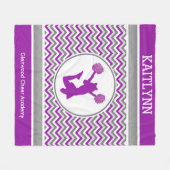 紫色のシェブロンのモノグラムのな応援かPom フリースブランケット (正面(横))