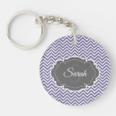 紫色のシェブロンをパーソナライズしたアクリルキーチェーン キーホルダー (正面)