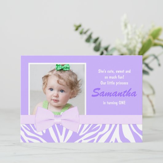 紫色のシマウマのプリントの女の子の誕生会の写真 招待状 (スタンド正面)