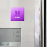 紫色のジオメトリメッシュパターンモノグラム マグネット<br><div class="desc">モノグラムあなたのカスタムイニシャルと名前でパーソナライズ。紫色のグラデーションジオメトリメッシュパターグラデーションン三角形。グラデーションのデザインを持つクール三角形のジオメトグラデーションリメッシュ</div>