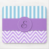 紫色のジグザグ、山形、青いストライプ、モノグラム マウスパッド (正面)