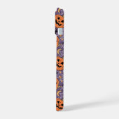 紫色のジャック・O・ランタンのハロウィンパターン iPhone 15ケース (左側面)