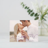 紫色のスクリプトの華やかな写真日付を保存 案内ポストカード (スタンド正面)