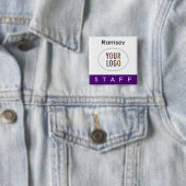 紫色のスタッフピンバック名バッジスクエアロゴボタン 缶バッジ (インサイチュ)