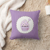 紫色のストライプのな背景が付いているかわいいカップケーキ クッション (ブランケット)