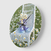 紫色のスニーカーのデイジーの花束 ラージ壁時計 (傾斜)