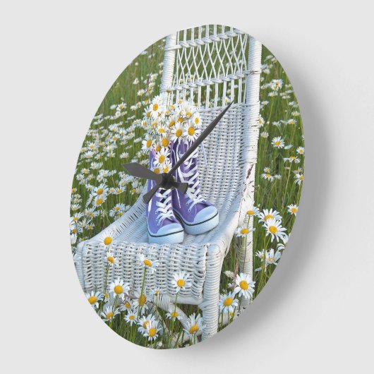 紫色のスニーカーのデイジーの花束 ラージ壁時計 (傾斜)