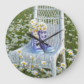 紫色のスニーカーのデイジーの花束 ラージ壁時計 (正面)