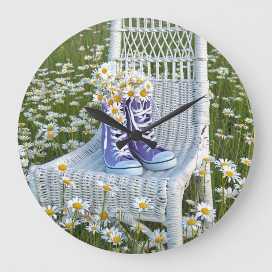紫色のスニーカーのデイジーの花束 ラージ壁時計 (正面)