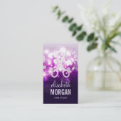 紫色のスパークリーとグリッターはさみ – 美容師 名刺 (スタンド正面)