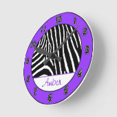 紫色のゼブラの女の子の時計と名前 ラウンド壁時計 (傾斜)