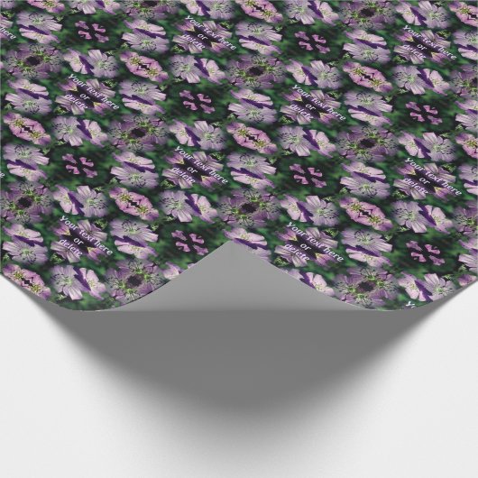 紫色のゼラニウムの花を増パーソナライズされた加 ラッピングペーパー (角)