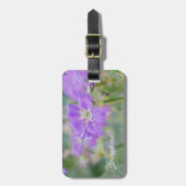 紫色のゼラニウムワイルドフラワーの写真とカスタム情報 ラゲッジタグ (正面縦)