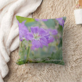 紫色のゼラニウムワイルドフラワーの写真と家族の名前 クッション (ブランケット)