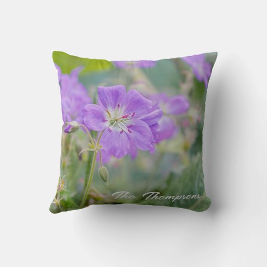 紫色のゼラニウムワイルドフラワーの写真と家族の名前 クッション (裏面)