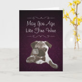 紫色のダマスク織のパグ及び上質ワインのハッピーバースデーカード カード (黄色い花)