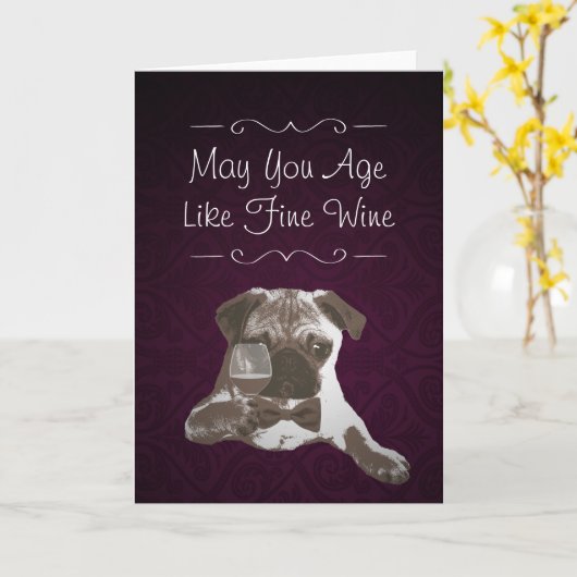 紫色のダマスク織のパグ及び上質ワインのハッピーバースデーカード カード (黄色い花)