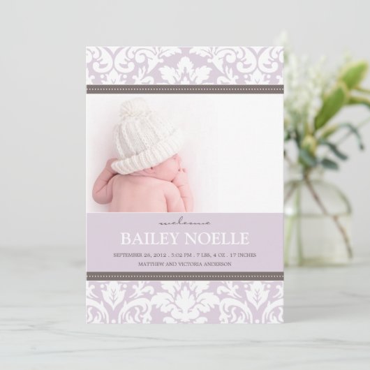紫色のダマスク織のベビー%PIPE%の誕生の発表 案内状 (スタンド正面)