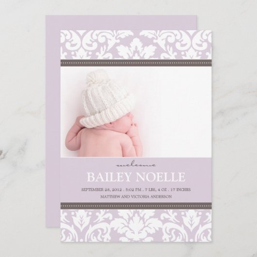 紫色のダマスク織のベビー%PIPE%の誕生の発表 案内状 (正面/裏面)