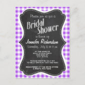 紫色のチェック模様のギンガム; ヴィンテージの黒板 インビテーションポストカード (正面)