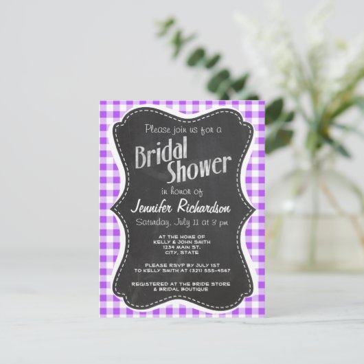 紫色のチェック模様のギンガム; ヴィンテージの黒板 インビテーションポストカード (スタンド正面)