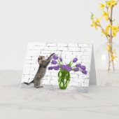 紫色のチューリップ付き猫誕生日カード カード (黄色い花)