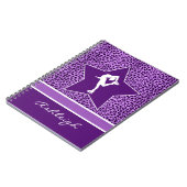 紫色のチータのプリントおよびモノグラムを持つフィギュアスケート選手 ノートブック (左側)