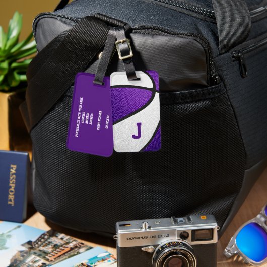 紫色のチームカラーのモノグラムのバスケットボール ラゲッジタグ (正面&裏面)