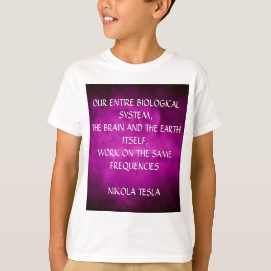 紫色のテスラの引用 Tシャツ (正面)