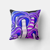 紫色のトリップ(幻覚体験)のようなでサイケデリックなきのこのヒッピーのプリント クッション (裏面)